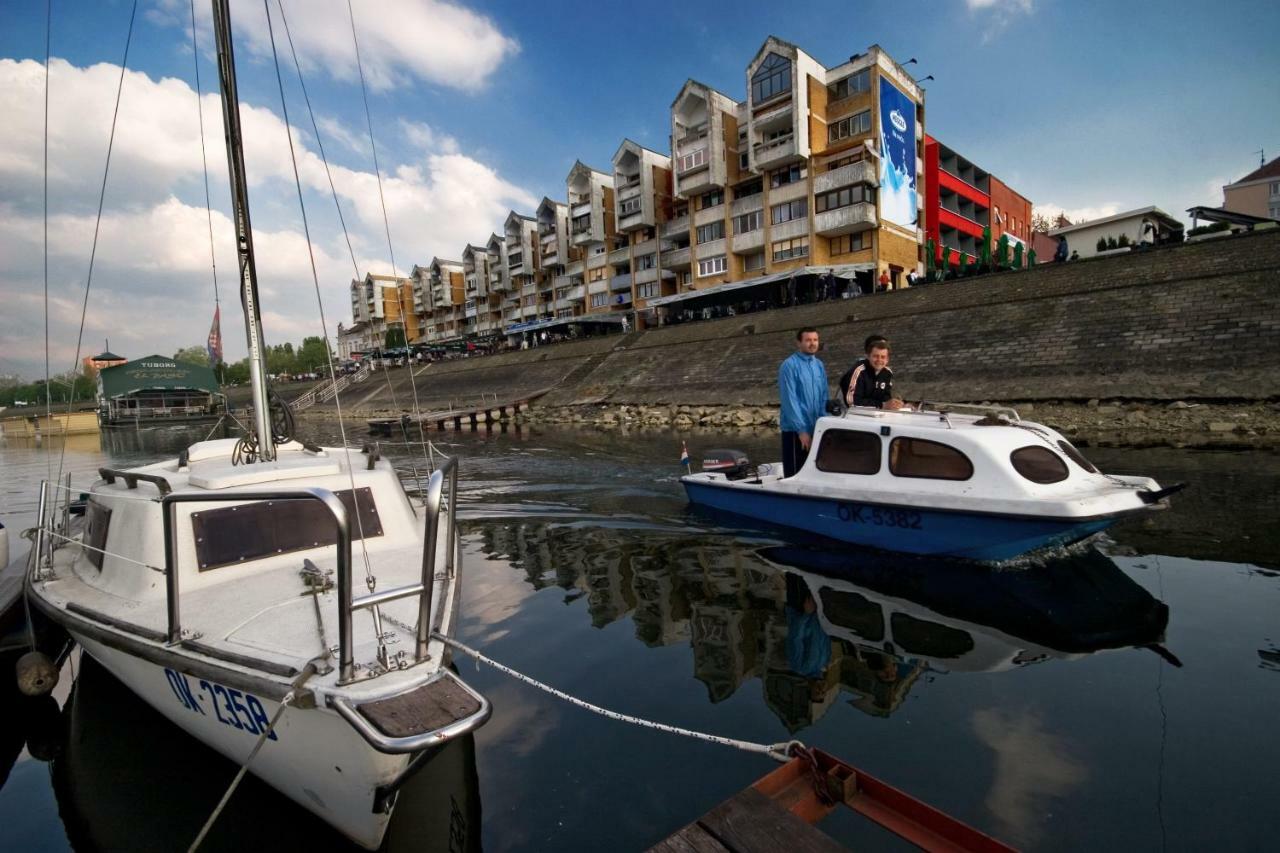 Riverview Apartment オシエク エクステリア 写真